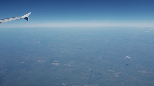 在阿根廷火地岛上空飞行的飞机机翼视频素材