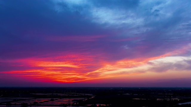 航拍美丽的天空、晚霞和地平线。视频素材