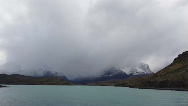 巴塔哥尼亚Chile的Nordenskjold Lake。塞罗·佩恩·格兰德山和托雷斯·德·潘恩山的景色视频素材