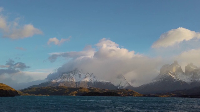 巴塔哥尼亚Chile的Nordenskjold Lake。塞罗·佩恩·格兰德山和托雷斯·德·潘恩山的景色视频素材