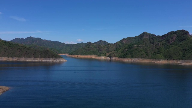 晴空下的蓝色湖水视频素材