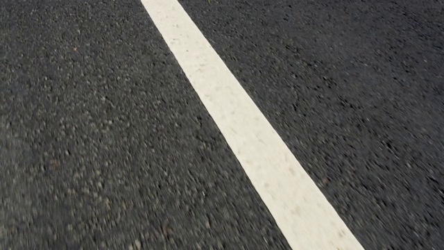 近距离的道路标志在运动视频素材