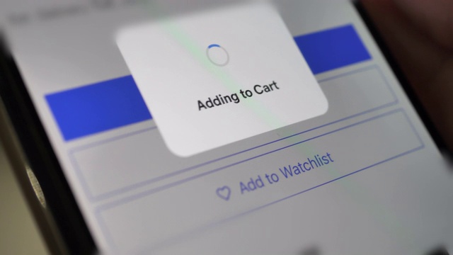 设备屏幕上的“添加到购物车”按钮视频素材