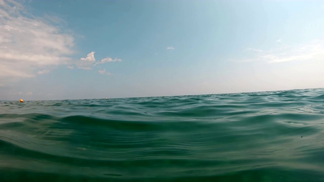 半水下视野的波浪流动在海洋，缓慢的运动视频素材