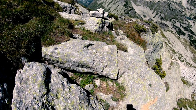 徒步旅行者POV徒步旅行和攀登岩石山，极限运动视频素材