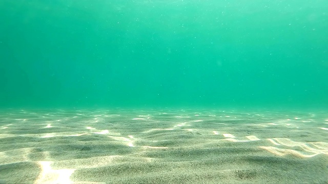 水下海景背景透明清澈的水，海底和海面从下面视频素材