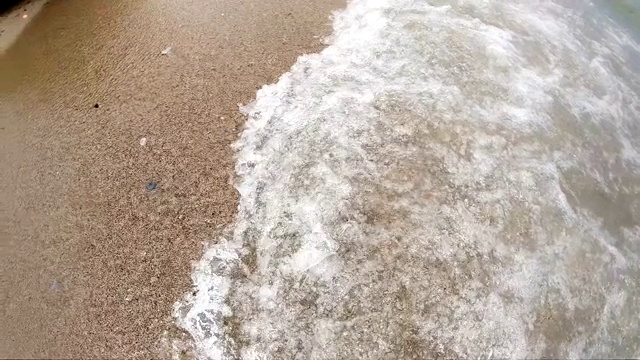 海浪拍打着海岸，慢镜头视频素材