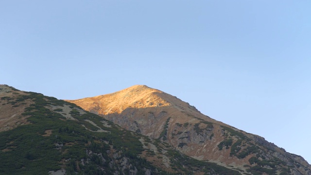 秋天的傍晚，从“拉科娃”山谷眺望斯洛伐克和波兰边境上的山峰“Koncista”和“Klin”视频素材