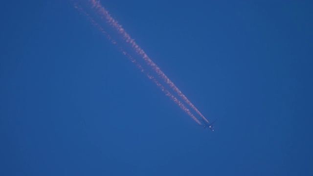 飞机在天空中，夕阳反射着太阳视频素材