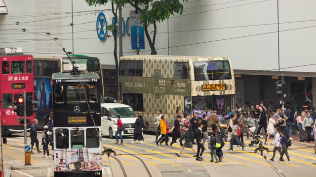 2019年1月8日，中国香港，4k时间间隔人群过马路。交通繁忙的人们，路上有汽车和电车。视频素材