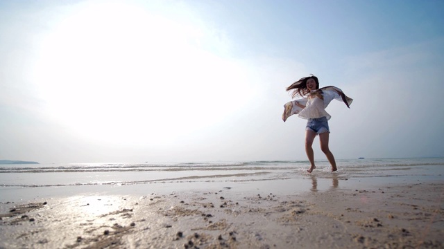 年轻女子在海滩上快乐视频素材