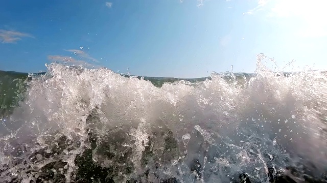 海浪拍打着海岸，慢镜头视频素材