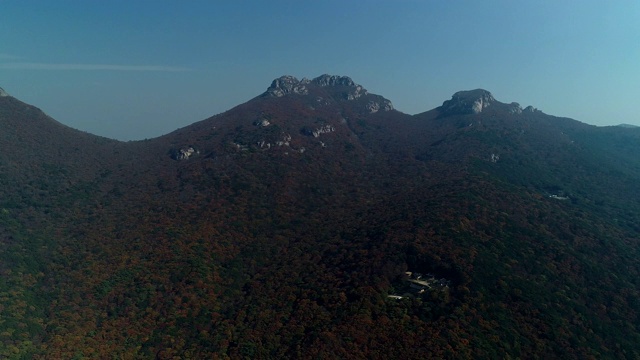 韩国全罗南道韩南郡，都云山/三山明的一家寺秋色视频素材