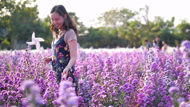 紫花农场里的女人快乐而有趣视频素材