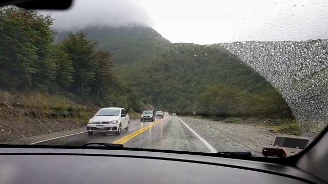 在火地岛(阿根廷)的公路旅行透过挡风玻璃看到视频素材