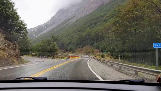 在火地岛(阿根廷)的公路旅行透过挡风玻璃看到视频素材