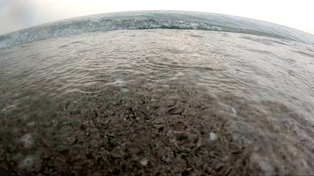 雷暴时，海浪拍打在多石的海滩上，动作缓慢视频素材