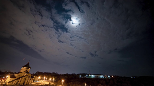 云中满月的夜空，时间流逝4K视频素材