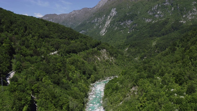 航拍移动后退峡谷的翠绿色高山河流索卡在山区，斯洛文尼亚视频素材