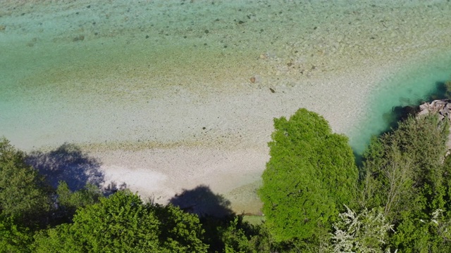 航拍峡谷的翠绿色高山河流索卡在山区，斯洛文尼亚视频素材