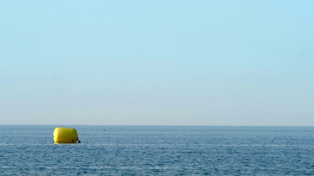 海平线上有黄色浮标视频素材