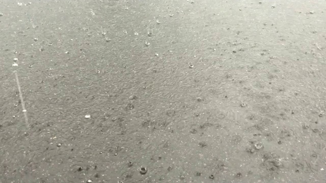 雨滴在水坑里荡漾。视频素材