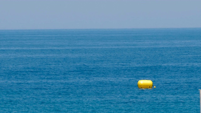 海浪背景上的黄色浮标视频素材