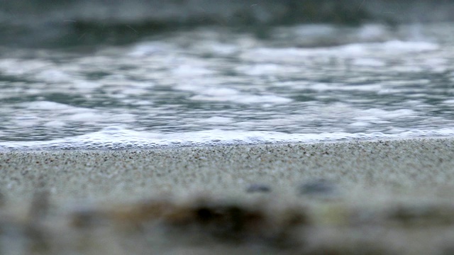 柔软的海浪和泡沫在海滩上，电影的深度视频素材