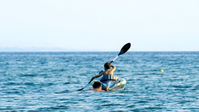 平静水面上面目全非的皮划艇乘客。Kayak之旅视频素材