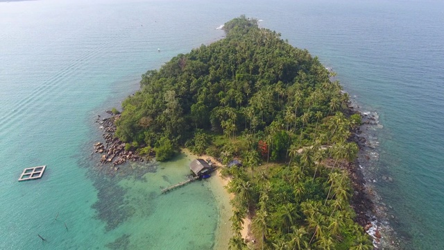 岛上的热带海岸海洋，鸟瞰图视频素材