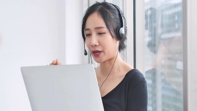 亚洲年轻女性在社交距离期间通过视频会议在家中进行视频通话以预防新冠病毒或新冠病毒流行的信心。2019冠状病毒病在家工作的概念。视频素材