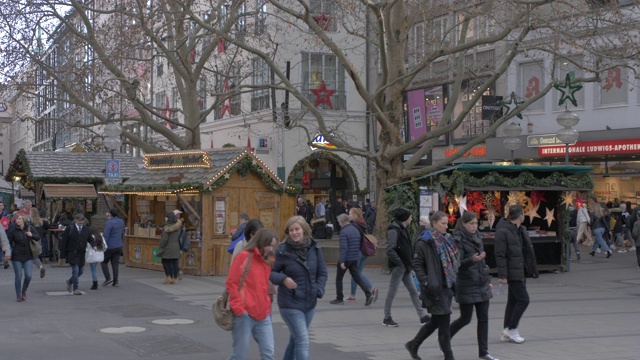 圣诞市场和建筑Kaufingerstrasse，慕尼黑，巴伐利亚，德国，欧洲视频素材