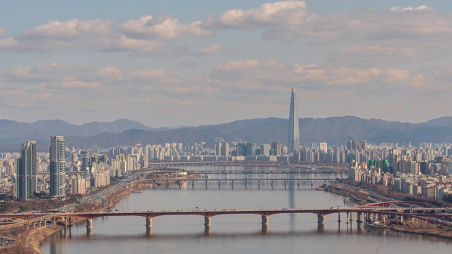 韩国首尔城东谷，乐天世界大厦和城须大学城大桥/汉河视频素材