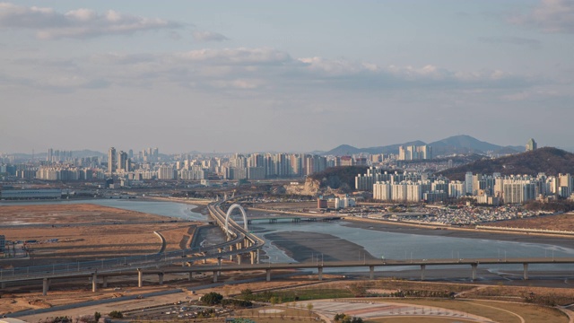 韩国仁川延秀区松岛国际商务区(松岛IBD) Aamdo海岸公园和京畿道第二高速公路视频素材