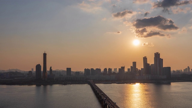 韩国首尔，有日落时的原孝道大桥的Yeouido地区的城市景观/汉江视频素材