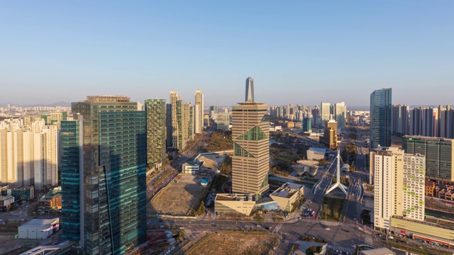 韩国仁川市松岛国际商务区(松岛IBD) G-Tower和Hosu 1桥的日夜景观视频素材