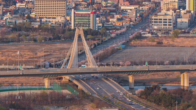 韩国仁川延秀区松岛国际商务区(松岛IBD)的京仁第二高速公路和松岛三桥视频素材