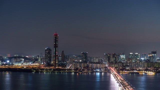 韩国首尔，宜都地区的城市景观，夜间的原孝道大桥/汉江视频素材