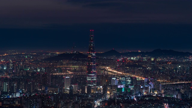 韩国首尔松帕谷，乐天世界大厦和汉江/ jamsili -dong市中心区域的夜景视频素材