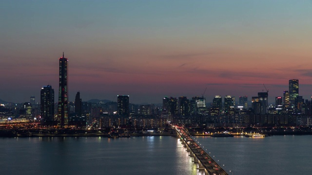 韩国首尔，宜都地区的城市景观，夜间的原孝道大桥/汉江视频素材