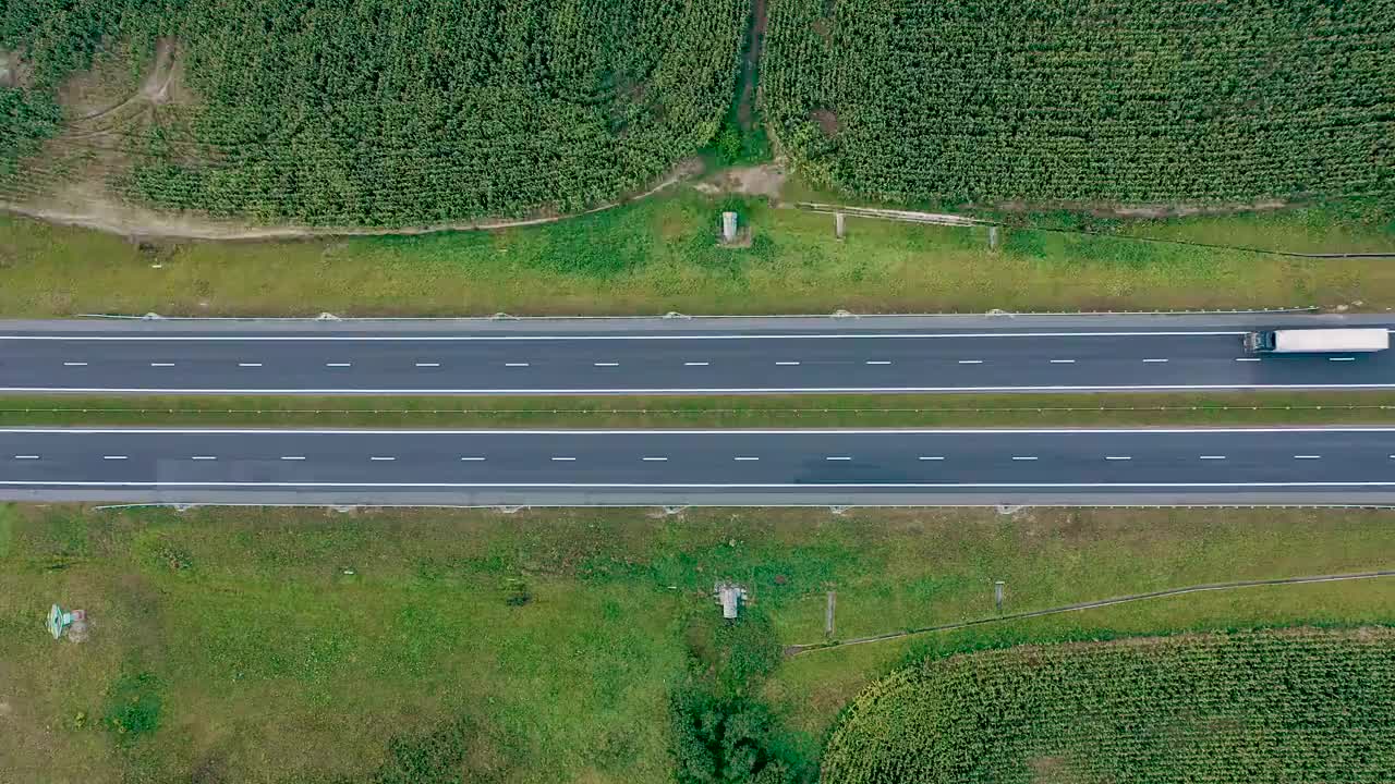 城际高速公路与移动卡车与货物航拍视图视频素材