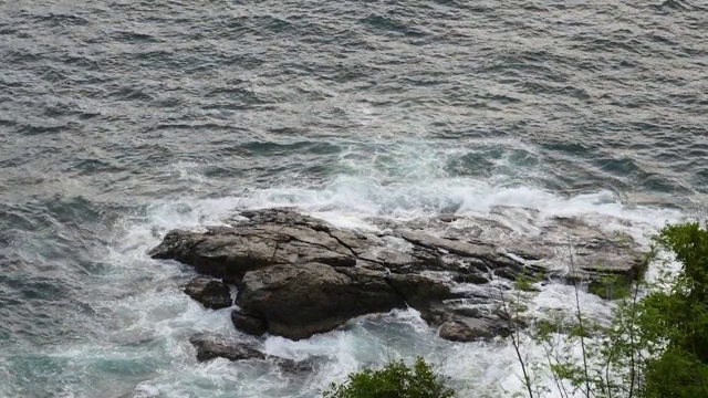 海浪冲击着麦垛视频素材