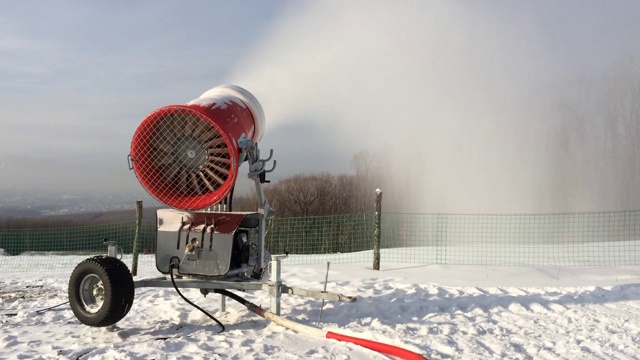 造雪是指滑雪坡上的雪。视频素材