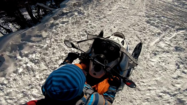 阳光明媚的冬季风景与一个男人旅行芬兰拉普兰雪地摩托视频素材