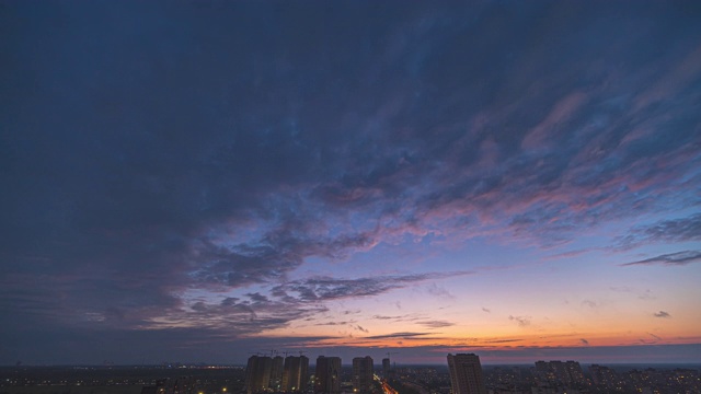 美丽的夜空流过城市的风景。时间流逝视频素材