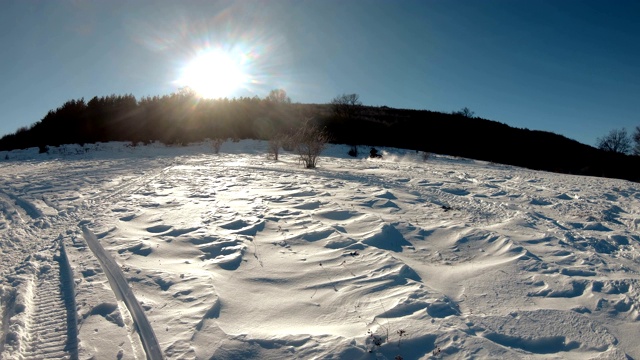 极限运动雪地摩托。雪地摩托在跳高的慢动作。运动员在雪地。冬天的竞争视频素材