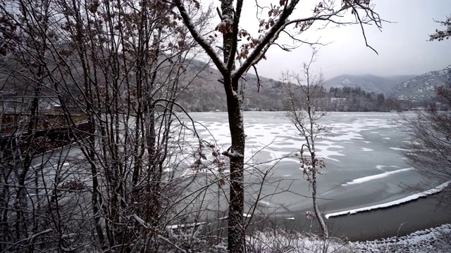 冰湖和树上的雪的冬季仙境视频素材