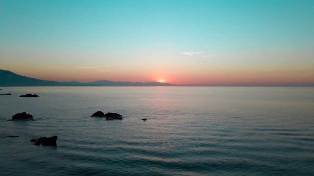 飞越西班牙太阳海岸的富恩吉罗拉海滩视频素材