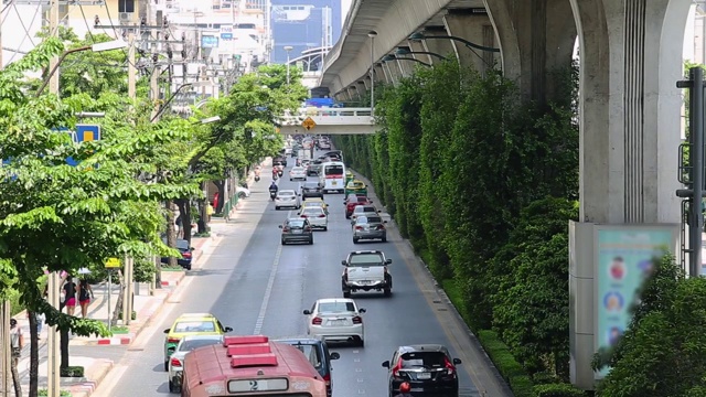 泰国曼谷素坤逸路晚上交通堵塞。视频素材