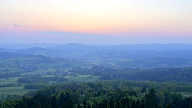 从Milseburg山在黎明，霍夫比伯，Milseburg山，Rhön, Hesse，德国视频素材